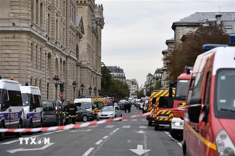 Cảnh sát phong tỏa khu vực xảy ra vụ tấn công bằng dao ở sở cảnh sát Paris, Pháp ngày 3/10/2019. (Ảnh: AFP/TTXVN)