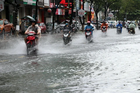 Khu vực đường Hàm Nghi (Đà Nẵng) bị ngập do mưa lớn. (Ảnh: Trần Lê Lâm - TTXVN)