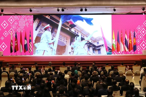 Trình chiếu video giới thiệu về Việt Nam tại lễ bàn giao chức Chủ tịch ASEAN năm 2020 cho Việt Nam.(Ảnh: Thống Nhất/TTXVN)