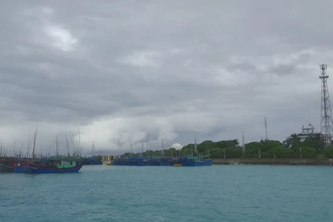 Tàu thuyền của ngư dân được sắp xếp neo đậu tránh trú bão số 6 ở âu tàu Song Tử Tây, huyện đảo Trường Sa, Khánh Hòa. (Ảnh: TTXVN phát)