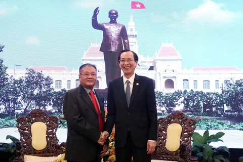 Ông Lê Thanh Liêm, Phó Chủ tịch Thường trực UBND Thành phố Hồ Chí Minh (phải) tiếp ông Ly Vann Hong, Đặc phái viên Chính phủ Hoàng gia, Quốc vụ khanh Bộ Thông tin Vương quốc Campuchia. (Ảnh: Xuân Khu/TTXVN)
