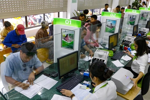 Khách hàng giao dịch tại Phòng giao dịch Ninh Kiều thuộc Vietcombank Cần Thơ. (Ảnh: Thanh Liêm/TTXVN)
