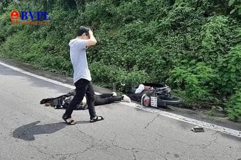 Thừa Thiên Huế: Xe máy va chạm với xe đầu kéo, hai người thương vong