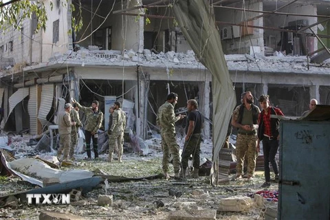 Hiện trường đổ nát sau vụ đánh bom xe ở Tal Abyad, thị trấn miền Đông Bắc Syria, giáp Thổ Nhĩ Kỳ ngày 2/11/2019. (Ảnh: AFP/TTXVN)
