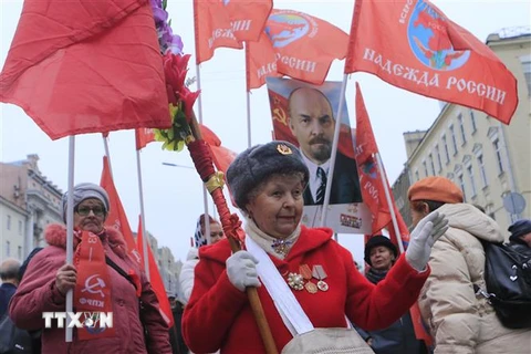 Cuộc míttinh và tuần hành nhân kỷ niệm 102 năm Cách mạng tháng Mười Nga vĩ đại thu hút sự tham gia của đông đảo người dân Moskva. (Ảnh: Trần Hiếu/TTXVN)