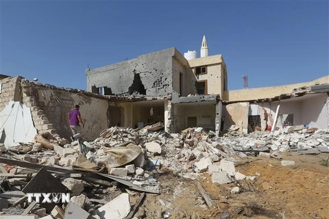 Hiện trường một vụ không kích tại khu vực ngoại ô Tripoli, Libya, ngày 14/10/2019. (Ảnh: AFP/ TTXVN)