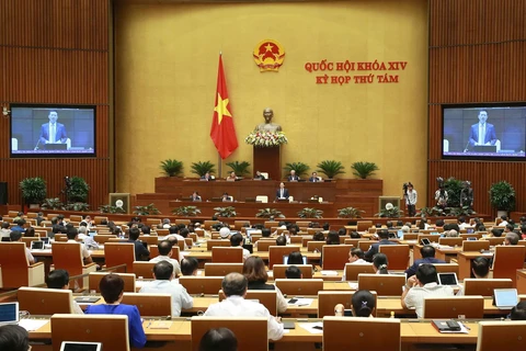 Bộ trưởng Bộ Thông tin và Truyền thông Nguyễn Mạnh Hùng trả lời chất vấn của các đại biểu Quốc hội. (Ảnh: Doãn Tấn/TTXVN)