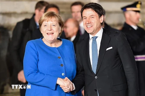 Thủ tướng Italy Giuseppe Conte (phải) và Thủ tướng Đức Angela Merkel trong cuộc gặp tại Rome ngày 11/11/2019. (Ảnh: AFP/ TTXVN)