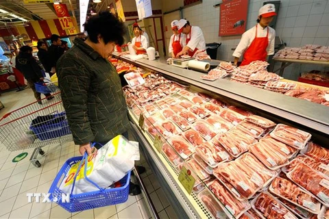 Thịt lợn được bày bán tại một siêu thị ở Bắc Kinh, Trung Quốc. (Ảnh: AFP/TTXVN)