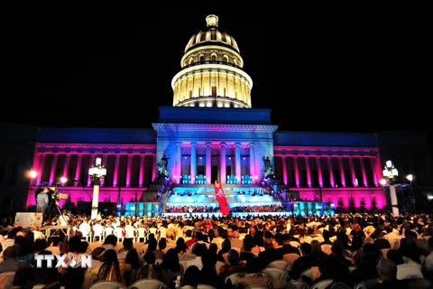 Tòa nhà Capitolio – trụ sở Quốc hội Cuba và công trình kiến trục đồ sộ nhất La Habana - trở nên lung linh trong Đại nhạc hội. (Ảnh: Lê Hà/TTXVN)