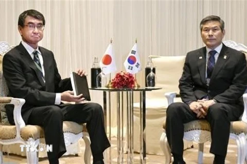 Bộ trưởng Quốc phòng Nhật Bản Taro Kono (trái) và Bộ trưởng Quốc phòng Hàn Quốc Jeong Kyeong-doo trong cuộc gặp tại Bangkok, Thái Lan, ngày 17/11/2019. (Ảnh: Kyodo/ TTXVN)