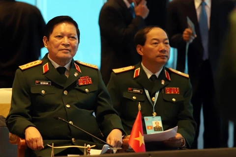 Đại tướng Ngô Xuân Lịch, Bộ trưởng Bộ Quốc phòng (trái) dẫn đầu Đoàn đại biểu quân sự cấp cao Việt Nam tham dự Hội nghị. (Ảnh: Ngọc Quang/TTXVN)