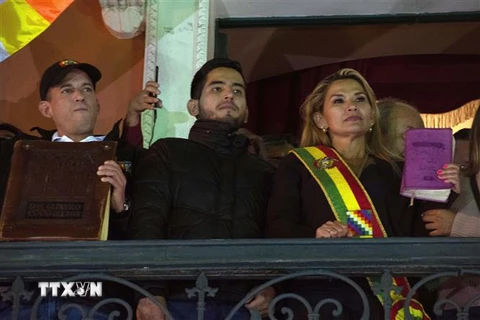 Tổng thống tạm quyền Bolivia Jeanine Anez (phải, phía trước) sau khi tuyên thệ nhậm chức tại Quốc hội ở La Paz ngày 12/11/2019. (Ảnh: THX/TTXVN)