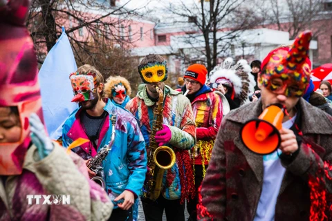 Nghệ sỹ biểu diễn tại Lễ hội hóa trang nhiệt đới trong công viên ở Moskva, Nga, ngày 16/11/2019. (Ảnh: THX/TTXVN)