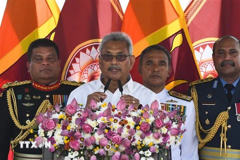 Tân Tổng thống Sri Lanka Gotabaya Rajapaksa (giữa) tuyên thệ nhậm chức tại Anuradhapura ngày 18/11/2019. (Ảnh: AFP/TTXVN)