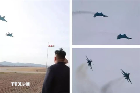 Nhà lãnh đạo Triều Tiên Kim Jong-un thị sát buổi huấn luyện của lực lượng không quân Triều Tiên tại một địa điểm không xác định. (Ảnh: Truyền thông Nhà nước Triều Tiên/TTXVN phát)