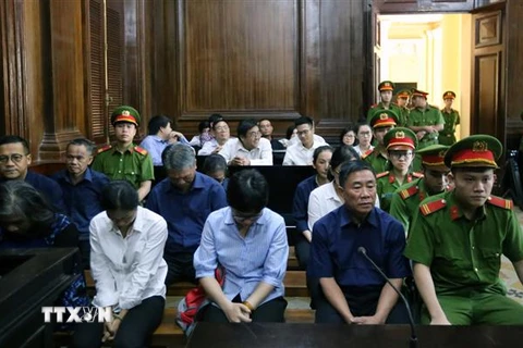 Các bị cáo tại phiên tòa ngày 15/11. (Ảnh: Thành Chung/TTXVN)