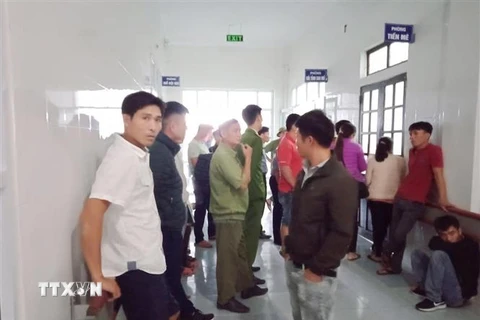 Người thân, hàng xóm của sản phụ Hồ Thị Mơ có mặt bên ngoài phòng mổ chờ tin tức. (Ảnh: TTXVN phát)