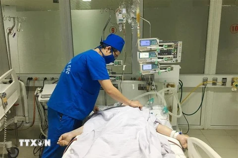 Sản phụ Hồ Thị Mơ, sinh năm 1992, ở xóm Thành Công, xã Quỳnh Long, huyện Quỳnh Lưu đang trong tình trạng nguy kịch và được chăm sóc đặc tại Bệnh viện hữu nghị đa khoa Nghệ An. (Ảnh: TTXVN phát)