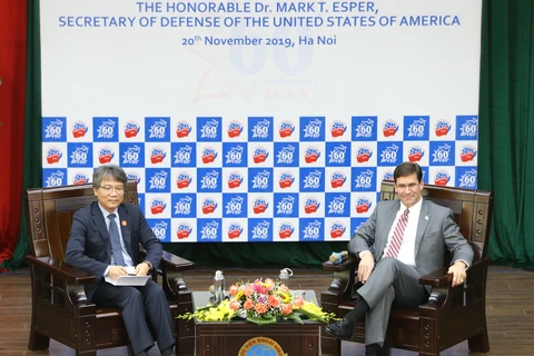 Bộ trưởng Quốc phòng Hoa Kỳ Mark Esper trao đổi với sinh viên Học viện Ngoại giao. (Ảnh: Dương Giang/TTXVN)