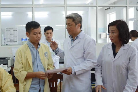 Bộ Y tế hỗ trợ tiền cho gia đình sản phụ đang chữa trị tại bệnh viện Đà Nẵng. (Ảnh: Văn Dũng/TTXVN)
