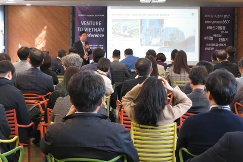 Ông Phạm Hồng Quất - Cục trưởng Cục Phát triển thị trường và doanh nghiệp Bộ Khoa học Công nghệ phát biểu với các nhà đầu tư Hàn Quốc tại Seoul. (Ảnh: Mạnh Hùng/Vietnam+)
