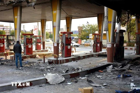 Một trạm xăng bị người biểu tình đốt phá tại Eslamshahr, Iran, ngày 17/11/2019. (Ảnh: AFP/ TTXVN)