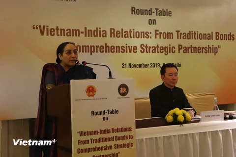 Bà Vijay Thakur, Bí thư Phương Đông (Thứ trưởng phụ trách Phương Đông) Bộ Ngoại giao Ấn Độ phát biểu tại Hội thảo. (Ảnh: Huy Lê/Vietnam+)