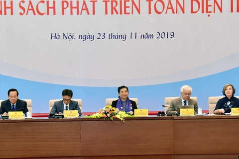 Phó Chủ tịch Thường trực Quốc hội Tòng Thị Phóng, Phó Thủ tướng Vũ Đức Đam với các đại biểu dự hội nghị. (Ảnh: TTXVN)