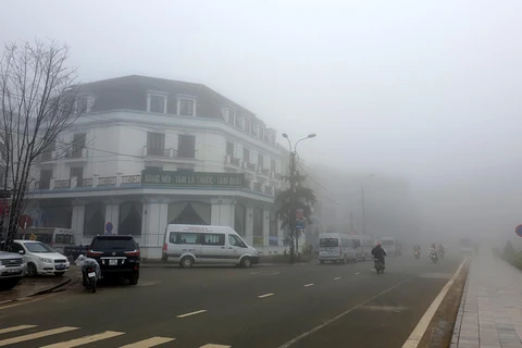 Sương mù dày đặc tại thị trấn Sapa. (Ảnh: Quốc Khánh/TTXVN)