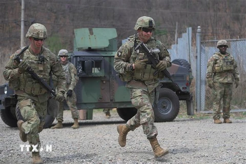 Binh sỹ Mỹ tham gia một buổi huấn luyện quân sự tại Pocheon, cách thủ đô Seoul của Hàn Quốc 70km về phía đông bắc, ngày 16/4/2019. (Ảnh: AFP/TTXVN)