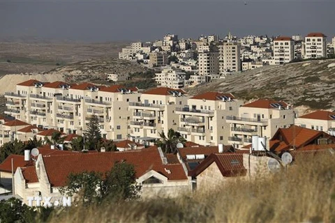 Quang cảnh khu định cư ở Đông Jerusalem (phía trước). (Ảnh: AFP/TTXVN)