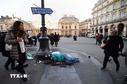 Người vô gia cư trên đường phố tại Paris, Pháp. (Ảnh: AFP/ TTXVN)