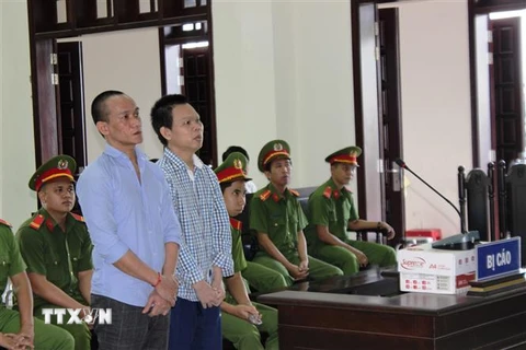 Hai bị cáo Choan PhiRin và Huỳnh Văn Lâm tại phiên tòa. (Ảnh: Thanh Tân/TTXVN)