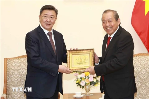 Phó Thủ tướng Thường trực Chính phủ Trương Hòa Bình tặng quà lưu niệm cho Bộ trưởng Quốc phòng Mông Cổ Nyamaa EnKhbold. (Ảnh: Doãn Tấn/TTXVN)