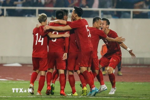 Cầu thủ Việt Nam ăn mừng sau bàn thắng mở tỷ số của Tiến Linh ở phút 44 trong trận gặp UAE tại vòng loại World Cup. (Ảnh: Trọng Đạt/TTXVN)