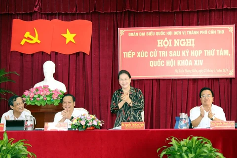Chủ tịch Quốc hội Nguyễn Thị Kim Ngân tiếp xúc cử tri thị trấn Phong Điền, huyện Phong Điền, Cần Thơ. (Ảnh: Trọng Đức/TTXVN)