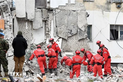 Lực lượng cứu hộ tìm kiếm nạn nhân sau trận động đất tại Thumane, Albania, ngày 27/11/2019. (Ảnh: AFP/TTXVN)