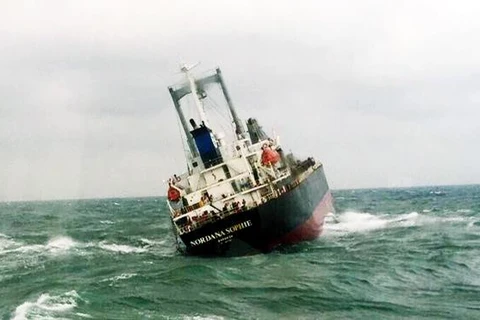 Tập trung xử lý sự cố tràn dầu từ tàu hàng bị chìm ở vùng biển Hà Tĩnh