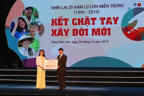 Đại diện nhà tài trợ trao bảng biểu trưng hỗ trợ xây dựng 125 căn nhà cho người dân tỉnh Thừa Thiên- Huế. (Ảnh: Đỗ Trưởng/Vietnam+)
