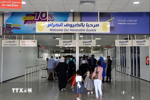 Hành khách tới sân bay Mitiga ở thủ đô Tripoli, Libya ngày 7/9/2018. (Ảnh: AFP/TTXVN)
