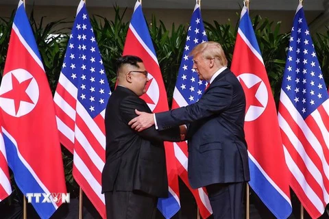 Tổng thống Mỹ Donald Trump (phải) và Nhà lãnh đạo Triều Tiên Kim Jong-un tại hội nghị thượng đỉnh lịch sử ở Singapore, ngày 12/6/2018. (Ảnh: AFP/TTXVN)