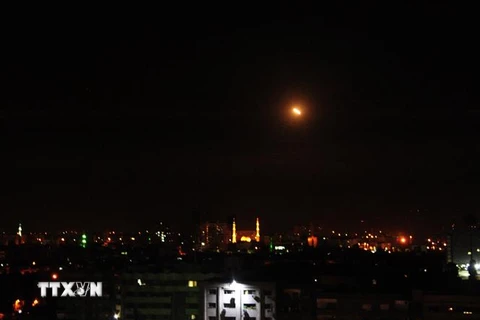 Tên lửa đất đối không của Syria đánh chặn các cuộc tấn công trên bầu trời thủ đô Damascus ngày 14/8/2018. (Ảnh: THX/TTXVN)