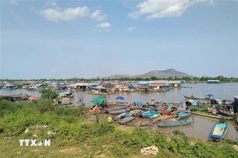 Một góc điểm tạm cư nhà bè nuôi cá của bà con kiều bào nghèo tại điểm tạm cư bên bờ sông ấp Chong Kok, phường Phsar Chhnang, thành phố Kampong Chhnang. (Ảnh: Nhóm P/v TTXVN tại Campuchia)