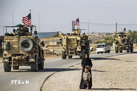 Đoàn xe quân sự Mỹ tuần ra tại thị trấn miền Đông Bắc Syria Qahtaniyah, giáp giới Thổ Nhĩ Kỳ ngày 31/10/2019. (Ảnh: AFP/TTXVN)