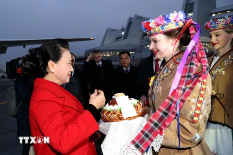 Quang cảnh lễ đón Chủ tịch Quốc hội Nguyễn Thị Kim Ngân tại sân bay quốc gia Minsk. (Ảnh: Trọng Đức/TTXVN)