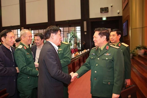 Đại tướng Ngô Xuân Lịch, Bộ trưởng Bộ Quốc phòng với các đại biểu. (Ảnh: Dương Giang/TTXVN)