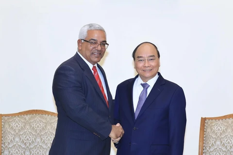 Thủ tướng Nguyễn Xuân Phúc tiếp Bộ trưởng Bộ Tư pháp Cuba Oscar Manuel Silveira Martinez đang có chuyến thăm và làm việc tại Việt Nam. (Ảnh: Thống Nhất/TTXVN)