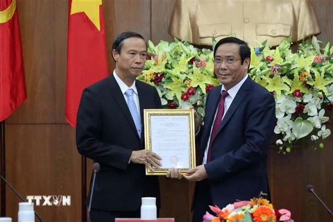 Ông Nguyễn Thanh Bình (phải), Phó Ban thường trực Ban Tổ chức Trung ương trao quyết định của Ban Bí thư cho ông Nguyễn Văn Thọ. (Ảnh: Đoàn Mạnh Dương/TTXVN)