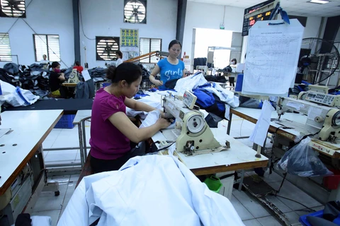 Công nhân sản xuất hàng may mặc tại Công ty TNHH Kydo (Khu công nghiệp phố nối A, Hưng Yên). (Ảnh: Phạm Kiên/TTXVN)